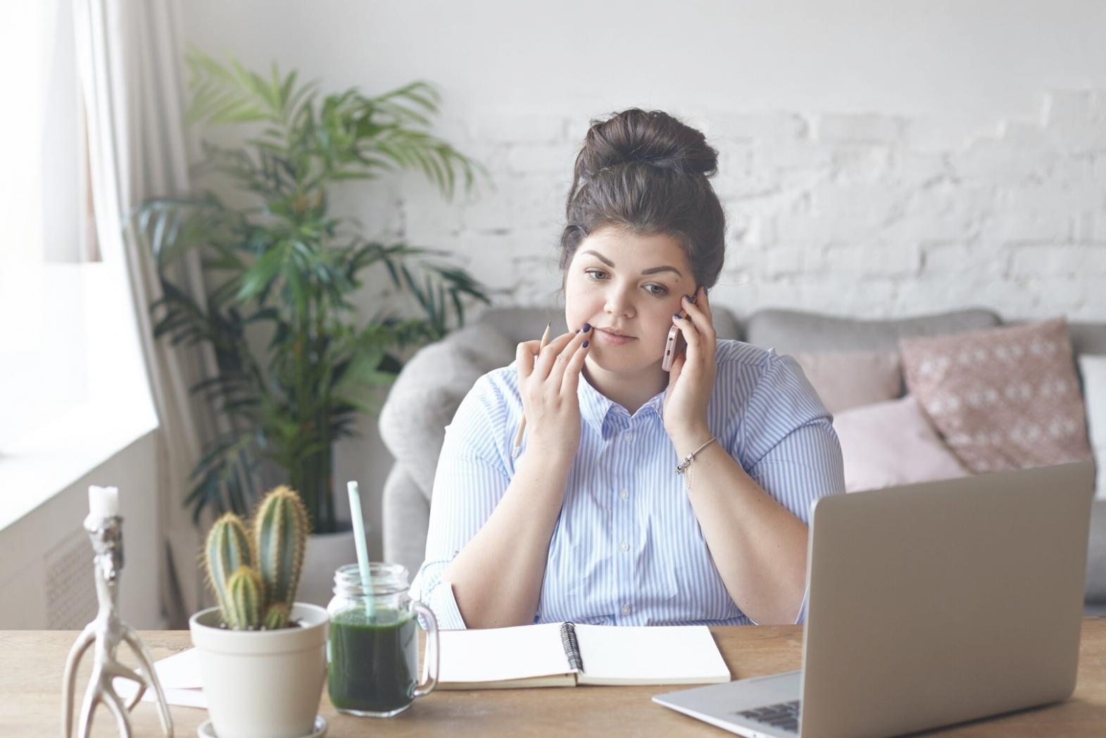 Persona che trova calma attraverso tecniche di gestione dell'ansia